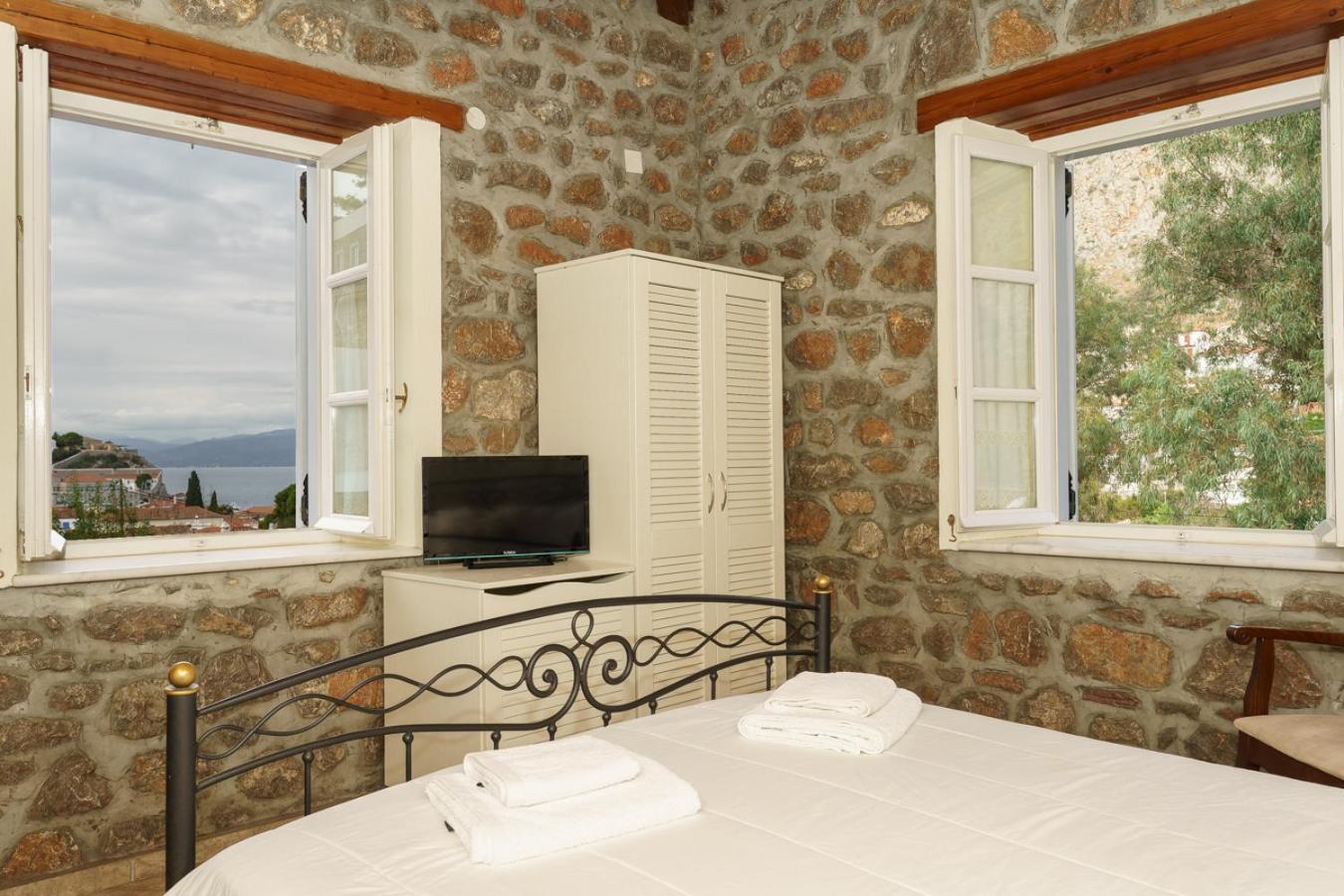 Nereids Guesthouse ไฮดรา ภายนอก รูปภาพ